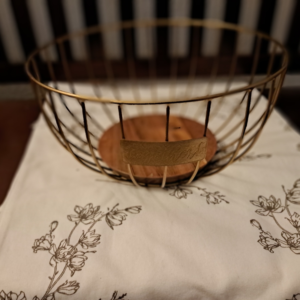 Simply elegant table basket